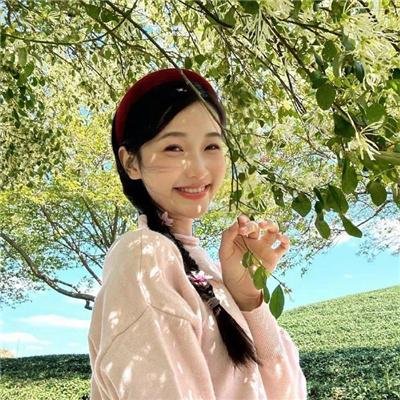 落在她身边